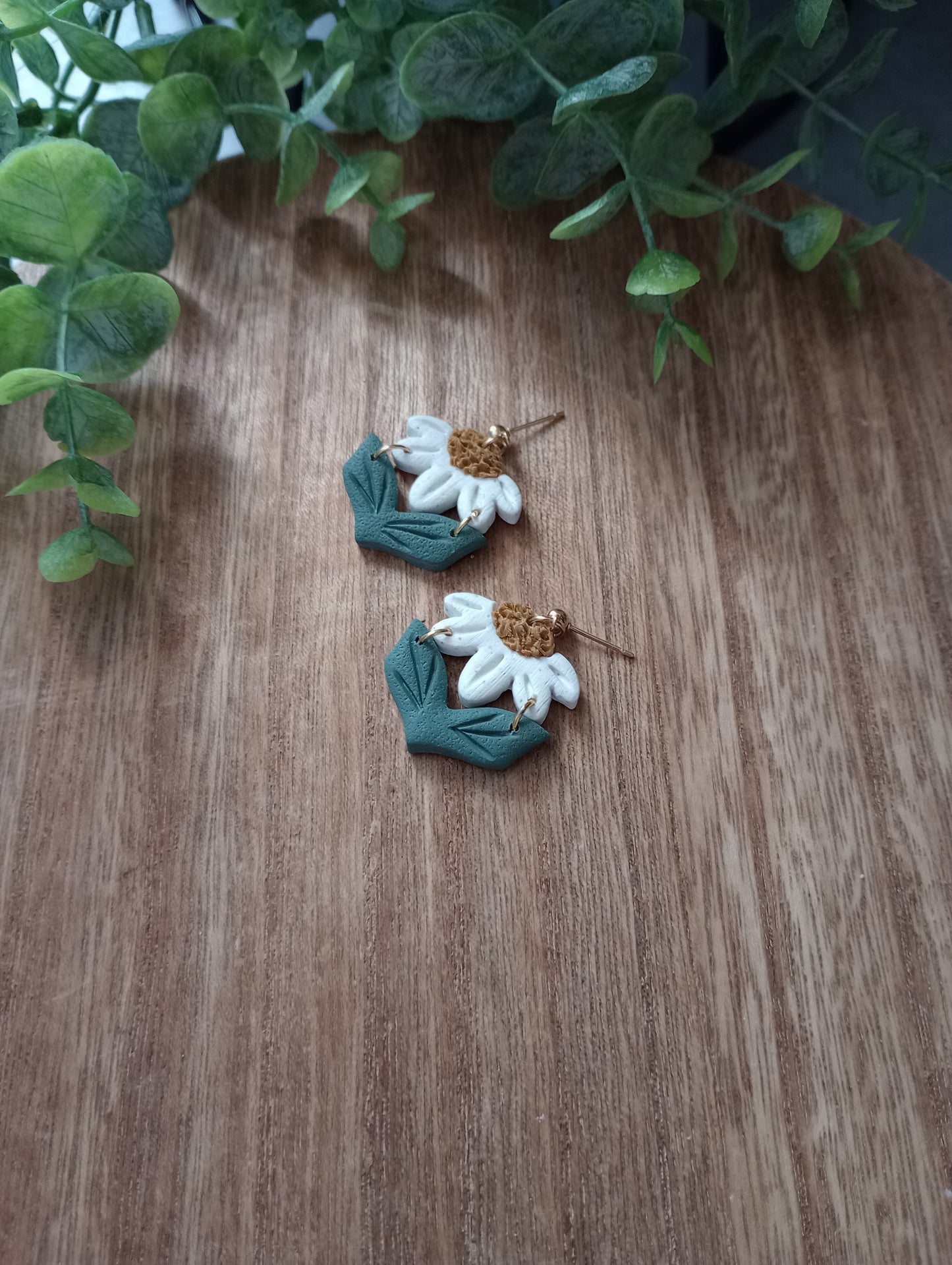 Daisy dangle earrings