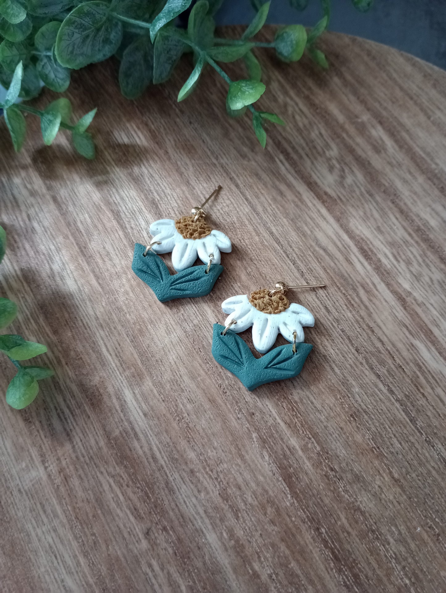 Daisy dangle earrings